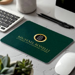 Alfombrilla De Ratón Elegante Logotipo de ROUND de oro de cuero verde o<br><div class="desc">Mejore su espacio de trabajo con este teclado de ratón de piel verde esmeralda, diseñado para combinar estilo y funcionalidad. Con un lujoso logotipo dorado y la opción de añadir dos líneas de texto personalizado, este teclado del ratón es perfecto para personalizar con su nombre, negocio, firma o cualquier otro...</div>