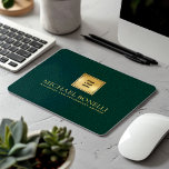 Alfombrilla De Ratón Elegante NOMBRE del logotipo de oro de cuero verde<br><div class="desc">Mejore su espacio de trabajo con esta almohadilla de ratón de piel verde esmeralda, diseñada para combinar estilo y funcionalidad. Con un lujoso logotipo dorado y la opción de añadir dos líneas de texto personalizado, este teclado del ratón es perfecto para personalizar con su nombre, negocio, firma o cualquier otro...</div>