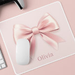 Alfombrilla De Ratón Elegante Pastel Rosa y Nombre Personalizado<br><div class="desc">Añada un toque de elegancia a su espacio de trabajo con este tabique rosa pastel personalizado, con un diseño de arco delicado y su nombre personalizado. Ideal para uso doméstico o de oficina, este elegante mousepad combina funcionalidad con encanto femenino. Diseñado con una superficie lisa para movimientos precisos del ratón...</div>