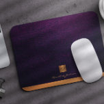 Alfombrilla De Ratón Elegante y elegante oro de cuero púrpura monograma<br><div class="desc">Lujosa oficina de apariencia exclusiva o almohadilla de ratón monogramada personal con un falso purpurina metálico de cobre con sus iniciales en el nombre del monograma y una franja brillante sobre un elegante fondo de cuero color índigo púrpura. Adecuado para pequeñas empresas, profesionales empresariales o independientes, especialistas en marcas personales...</div>