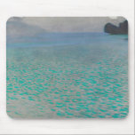 Alfombrilla De Ratón En el lago Attersee, por Gustav Klimt, Bella Artes<br><div class="desc">En el lago Attersee (1900), por Gustav Klimt, se encuentra una pintura artística de la época victoriana de estilo fino que presenta el lago Attersee (también conocido como Kammersee). El lago Attersee es el lago más grande de la zona de Salzkammergut, en Austria. Klimt pasó el verano junto con Emilie...</div>
