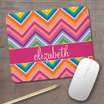Alfombrilla De Ratón Enorme patrón de cheurón colorido con nombre<br><div class="desc">Un diseño de zag en zig,  atrevido,  en colores dulces y alegres. Este colorido diseño se puede encontrar en muchos estilos fundas populares. Si necesita hacer ajustes al arte,  haga clic en el botón personalizar y haga cambios.</div>