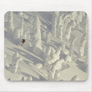Alfombrilla De Ratón Esquiador alpino en fantasmas de nieve espesos en