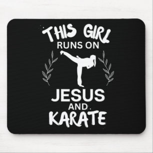 Alfombrilla De Ratón Este Chica Corre Sobre Jesús Y Karate Christian Ka