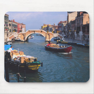 Alfombrilla De Ratón Europa, Italia, Venecia. Barcos que traen