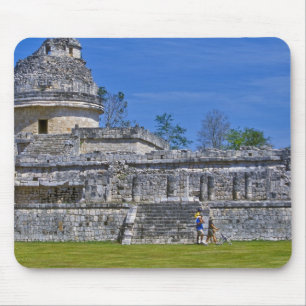Alfombrilla De Ratón Familia de turistas pasa junto a antiguo Mayan