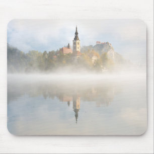 Alfombrilla De Ratón Foggy sunrise at Lake Bled