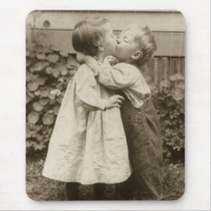 Alfombrilla De Ratón Foto de amor vintage de niños besándose en un jard