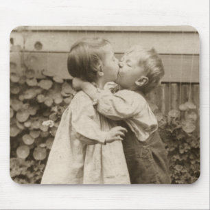 Alfombrilla De Ratón Foto de amor vintage de niños besándose en un jard