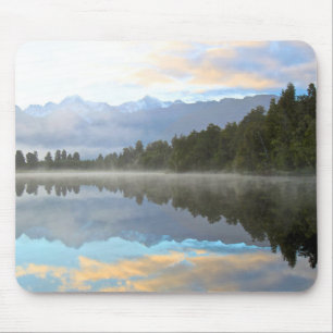 Alfombrilla De Ratón Foto de la reflexión de los árboles del lago brumo
