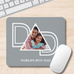 Alfombrilla De Ratón Foto del Día del Padre del Mejor Personalizado de<br><div class="desc">La almohadilla del ratón fotográfico mejor papá de este mundo está decorada con la palabra DAD en tipografía blanca sobre un fondo gris. Personalizable fácil con tu foto. Hace un regalo perfecto para el Día del Padre.</div>
