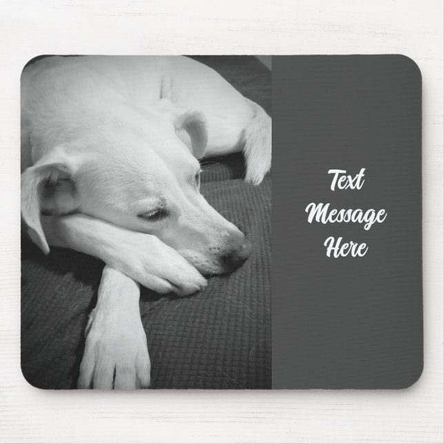Alfombrilla De Ratón Foto en blanco y negro de un hermoso perro durmien (Frente)