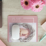 Alfombrilla De Ratón Foto moderna de bebé | Rosa y blanco | Cita<br><div class="desc">Presentamos nuestra encantadora cita moderna de fotos de bebé, rosa y blanca, en un encantador fondo rosa. Este adorable producto es perfecto para celebrar la alegría y el amor que tu pequeño trae a tu vida. Ya sea que busques un regocijo reconfortante o un regalo reflexivo, este diseño es justo...</div>