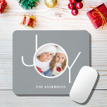 Alfombrilla De Ratón Foto Personalizado moderna<br><div class="desc">Este moderno Photo Mouse Pad está decorado con la palabra JOY en blanco sobre un elegante fondo gris. Personalizable fácil con tu foto y nombre.</div>