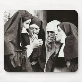 Alfombrilla De Ratón Fotografía de las monjas humeantes de la época