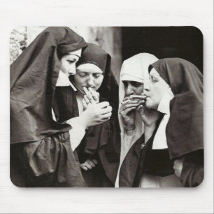 Alfombrilla De Ratón Fotografía de las monjas humeantes de la época