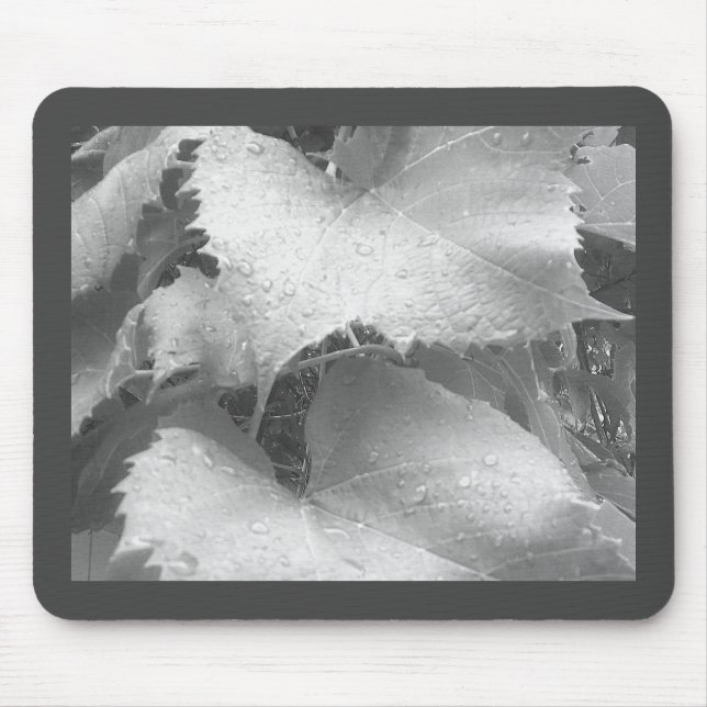 Alfombrilla De Ratón Fotografía en blanco y negro de hojas de uva húmed (Frente)