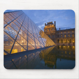 Alfombrilla De Ratón Francia, París. El Louvre al anochecer. Crédito 3