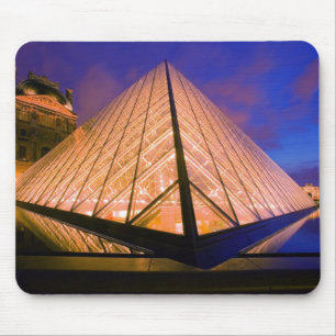Alfombrilla De Ratón Francia, París. El museo del Louvre al anochecer.