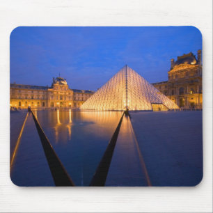 Alfombrilla De Ratón Francia, París. El museo del Louvre al anochecer.