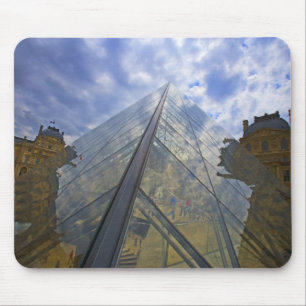 Alfombrilla De Ratón Francia, París. Nubes se reflejan en el Louvre