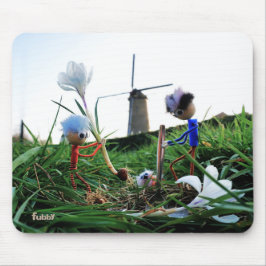 Alfombrilla De Ratón Fubby's bij een molen planten een krokus bol.
