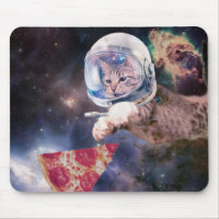 Gato astronauta cazando una porción de pizza