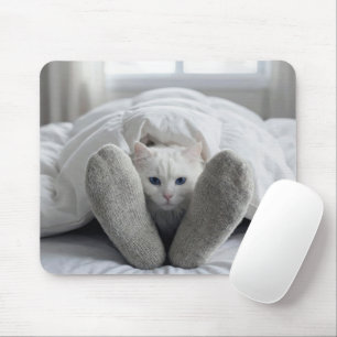 Alfombrilla De Ratón Gato blanco debajo de una edredón blanca