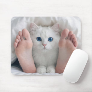 Alfombrilla De Ratón Gato blanco y pies humanos bajo un edredón