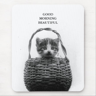 Alfombrilla De Ratón Gato lindo en una foto del vintage de la cesta