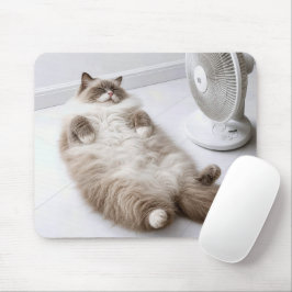 Alfombrilla De Ratón Gato Ragdoll refrescándose con un ventilador