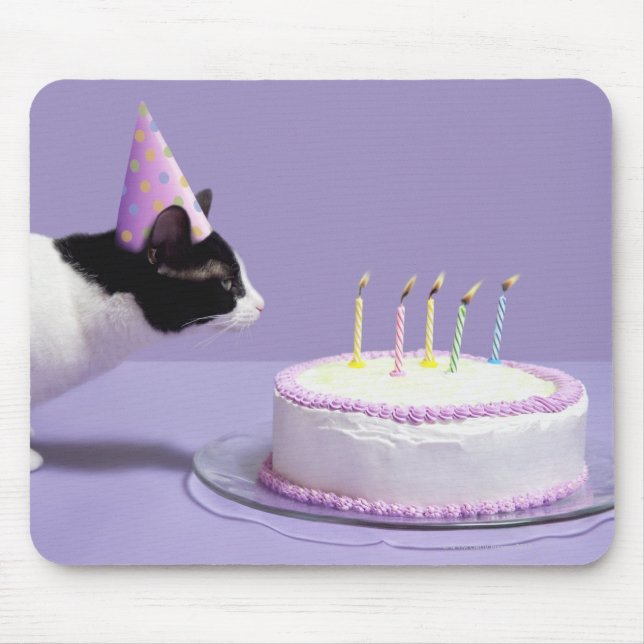 Alfombrilla De Ratón Gato usando gorra de cumpleaños soplando velas (Frente)