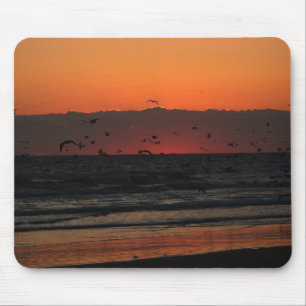 Alfombrilla De Ratón Gaviotas que vuelan sobre el amanecer del océano