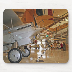 Alfombrilla De Ratón Gente visitando el Museo Nacional de Aviación Nava