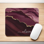 Alfombrilla De Ratón Geode Gold Monograma de la Agate de Oro de Borgoña<br><div class="desc">Borgoña y Relieve metalizado dorado Agate Geode Monograma Hermoso Elegante Nombre Script Mousepad (ratón). Esto hace que el dulce perfecto 16, 13, 15, 16, 18, 21, 30, 40, 50, 60, 70, 80, 90, 100 cumpleaños, boda, ducha de novia, aniversario, regreso a la escuela, ducha de bebé, graduación o soltera regalo...</div>