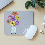 Alfombrilla De Ratón Gerbera Daisy Mason Jar Monograma para ella<br><div class="desc">Este diseño fue creado a través del arte digital. Puede ser personalizado en el área proporcionada o personalizándolo eligiendo la opción de pulsar para personalizar y cambiando el nombre, iniciales o palabras. También puede cambiar el color y estilo del texto o eliminar el texto para un diseño de sólo imagen....</div>