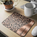Alfombrilla De Ratón Glam Faux Relieve metalizado Leopard Spots Rosa Go<br><div class="desc">Este diseño presenta un patrón de manchas de leopardo metálico de rosa de moda en un fondo negro a la izquierda, y una imagen de Relieve metalizado de imitación de oro rosa a la derecha en forma de ola bordeada de purpurina de imitación de oro rosa. Personalízalo con tu nombre...</div>