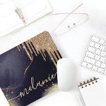 Alfombrilla De Ratón Glamoroso Purpurina dorado Drip Dark Script Name<br><div class="desc">Una elegante y glamorosa almohadilla de ratón. El diseño presenta un fondo de textura de tinta morena oscuro con acentos de oro. Se agrega un gráfico de goteo falso purpurina a la parte superior del teclado del ratón que se personaliza con su nombre en un guión elegante.</div>