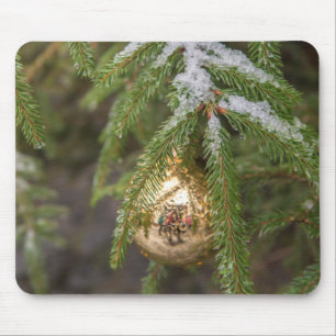 Alfombrilla De Ratón Gold Glass Christmas Ornament On Evergreen Tree