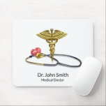 Alfombrilla De Ratón Gold Medical Stethoscope & Caduceus with Heart<br><div class="desc">A luxurious and professional medical design featuring the golden rod of Asclepius,  encircled by a stethoscope with a heart. Perfect for any business company related to healthcare industry: medical practice,  medical office,  doctor office,  clinic and hospital. For hospital staff,  clinic employees,  physicians,  registered nurses; classy,  noble,  elegant and precious.</div>