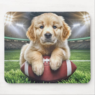 Alfombrilla De Ratón Golden Retriever Puppy En Un Fútbol