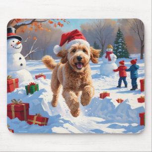 Alfombrilla De Ratón Goldendoodle corriendo en la nieve con sombrero de