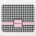 Alfombrilla De Ratón Gráfica de moda con monograma Personalizado<br><div class="desc">Patrón clásico de patas traseras en blanco y negro con placa de nombre rosa claro para su nombre y monograma personalizado. Un regalo tierno,  jovial y moderno para las mujeres que aman el nombre personalizado y los regalos monogramados.</div>
