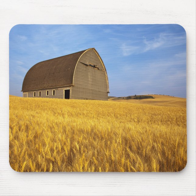 Alfombrilla De Ratón Granero viejo rústico en campo de trigo maduro en (Frente)