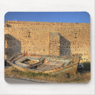 Alfombrilla De Ratón Grecia, Santorini, Oia. Antiguo barco pesquero en 