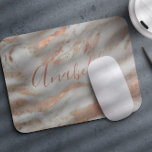 Alfombrilla De Ratón Guión de nombre elegante de purpurina dorado Girly<br><div class="desc">Mousepad de mármol gris de color dorado y rosa de moda moderna con un nombre personalizado de guión de caligrafía de moda.           Podría ser un cumpleaños perfecto,  dulce 16,  graduación escolar o regalo de Navidades para ella.</div>