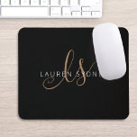 Alfombrilla De Ratón Guión femenino de oro negro moderno monogramado<br><div class="desc">Modern Black Gold Feminine Script Monogrammed mouse pad. Personalice fácilmente esta moderna y elegante almohadilla de ratón con su monograma y nombre personalizado.</div>