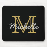 Alfombrilla De Ratón Guión Minimalista moderno en monograma de oro negr<br><div class="desc">Moderno, minimalista, negro y oro personalizado nombre monogramado mouse pad. Presenta un monograma inicial en el estilo serif y una plantilla de texto de primer nombre manuscrita de bonito en color dorado y blanco en fondo negro. Gran regalo personalizado femenino y femenino. Si necesitas ayuda o elementos coincidentes, por favor...</div>