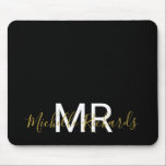 Alfombrilla De Ratón Guión moderno elegante en monograma de oro negro<br><div class="desc">Moderno y elegante almohadilla de ratón para guión de monograma dorado negro en blanco. Simple,  limpio monogramado,  almohadilla personalizada de ratón de escritorio con sus iniciales y nombre. Los colores de letra y texto son totalmente personalizables.</div>