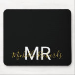 Alfombrilla De Ratón Guión moderno elegante en monograma de oro negro<br><div class="desc">Moderno y elegante almohadilla de ratón para guión de monograma dorado negro en blanco. Simple,  limpio monogramado,  almohadilla personalizada de ratón de escritorio con sus iniciales y nombre. Los colores de letra y texto son totalmente personalizables.</div>